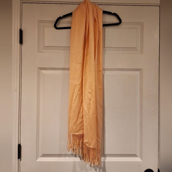 Soft light pink tassle scarf - Picture 1 of 2